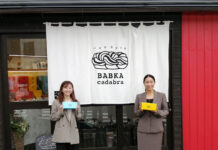 東欧発のパン菓子「バブカ」 日本初の専門店が登場 食べ方さまざま 朝食、おやつ、ワインにも  店舗の前でバブカを手にする筏社長㊨