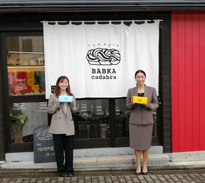 店舗の前でバブカを手にする筏社長㊨店舗の前でバブカを手にする筏社長㊨ 店舗の前でバブカを手にする筏社長㊨