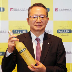 自信をもってお勧めする商品太鼓判を押す榎本真明専務 「自信をもってお勧めする商品」。太鼓判を押す榎本真明専務