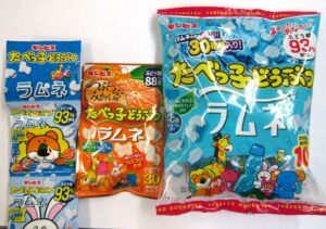だべっ子どうぶつラムネ4連タイプ左と10袋入りタイプ右たべっ子どうぶつラムネ つぶつぶみかん味中央 「だべっ子どうぶつラムネ」4連タイプ(左)と、10袋入りタイプ(右)、「たべっ子どうぶつラムネ つぶつぶみかん味」(中央)