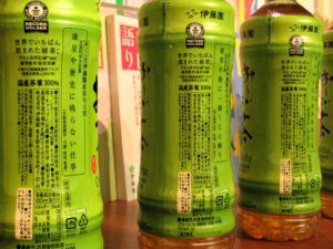「お～いお茶」裏面の俳句欄に記載される阿見果凛さんの受賞作「凍星（いてぼし）や歴史に残らない仕事」（左）