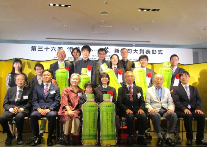 阿見果凛さん（前列中央右）、夏井いつきさん（前列左から3人目）、伊藤園の志田光正執行役員マーケティング本部長（前列左から2人目）、いとうせいこうさん（後列中央）