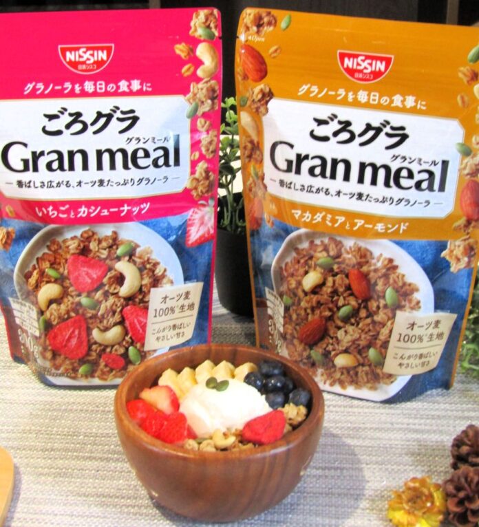 左から「ごろグラ グランミール」の「いちごとカシューナッツ」と「マカダミアとアーモンド」