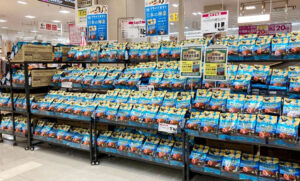 湖池屋プライドポテト 日本の神業 くまもとあか牛を一面に並べた売場 「湖池屋プライドポテト 日本の神業 くまもとあか牛」を一面に並べた売場