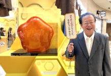 「はちみつ100%のキャンデー」発売30周年を記念してポップアップイベント 国産はちみつが原料の限定品も登場 扇雀飴本舗 「はちみつ100%のキャンデー」の開発に漕ぎつけた研究開発部OBの横山文一氏