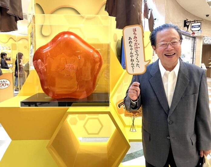 「はちみつ100%のキャンデー」の開発に漕ぎつけた研究開発部OBの横山文一氏 「はちみつ100%のキャンデー」の開発に漕ぎつけた研究開発部OBの横山文一氏