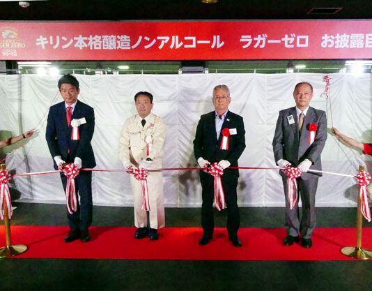 テープカットで（左から）安武直幸本部長、萱場英樹工場長、永田純夫市長、山田宗宏商工会長