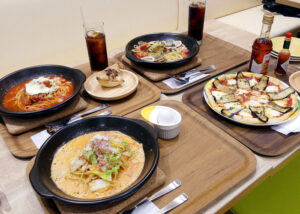 パスタはトマト系アーリオオーリオカルボ系の3タイプを取り揃える パスタはトマト系、アーリオオーリオ、カルボ系の3タイプを取り揃える