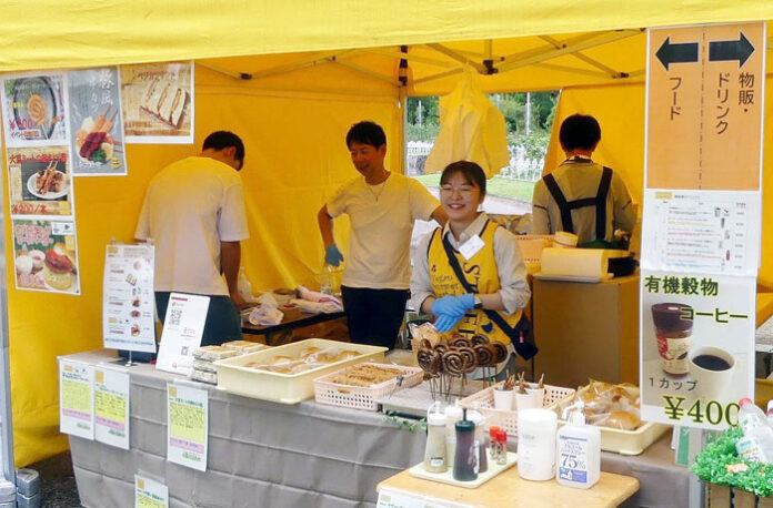 大豆ミートでつくられた焼きとり風た串カツ風メニューが並ぶ(かるなぁブース) 大豆ミートでつくられた焼きとり風た串カツ風メニューが並ぶ(かるなぁブース)