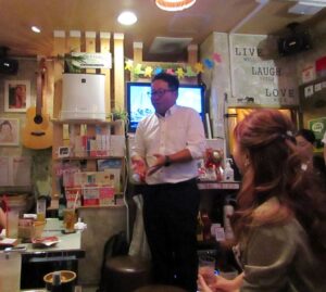 発表会場からAeruに移動して商品に込めた思いを語る三幸製菓の足立和彦執行役員マーケティング統括部長兼マーケティング部長 発表会場からAeruに移動して商品に込めた思いを語る三幸製菓の足立和彦執行役員マーケティング統括部長兼マーケティング部長
