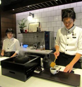 溶出される鉄分が多くなり過ぎないように2時間おきに白湯を入れ替えている