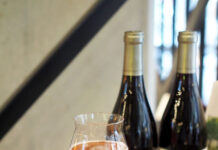 クラフトビールと日本ワインの出会い ブドウの味わい豊かなビール 異分野コラボで誕生 グラスに注げば鮮やかなブドウ色