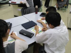 ワークシートで免疫ケアを学ぶ様子