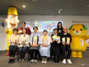 前列左から前田氏原田氏編むと紡ぐの波多野奨店主リディの往田ゆくた裕子店主大川氏米山氏後列左から新潟県東京事務所の上田真之氏新潟県観光協会の寺尾真理氏モニターに映るのは愛媛県南予地方局商工観光課の渡部宣人氏ら 前列左から前田氏、原田氏、「編むと紡ぐ」の波多野奨店主、「リディ」の往田(ゆくた)裕子店主、大川氏、米山氏、後列左から新潟県東京事務所の上田真之氏、新潟県観光協会の寺尾真理氏。モニターに映るのは愛媛県南予地方局商工観光課の渡部宣人氏ら。