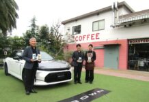 UCCがトヨタ「クラウン」4車種のコンセプトや乗り心地をコーヒーで表現 水素社会の実現が目的 「クラウン」70周年記念モデルを囲む左からトヨタの清水氏、UCCジャパンの里見氏、UCCコーヒーアカデミーの土井氏