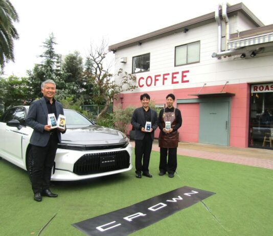 「クラウン」70周年記念モデルを囲む左からトヨタの清水氏、UCCジャパンの里見氏、UCCコーヒーアカデミーの土井氏