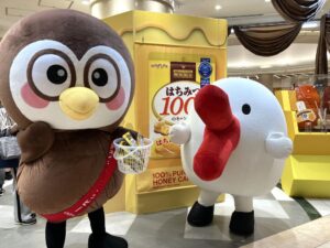 はちみつ100のキャンデーをサンプリングする公式キャラクターチュンチュンチュッピー左 「はちみつ100%のキャンデー」をサンプリングする公式キャラクター「チュンチュンチュッピー」(左)