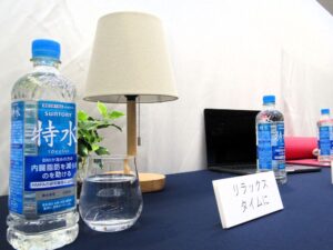 「特水」では就寝前や運動時など無糖茶では取り切れないシーンの獲得を狙う