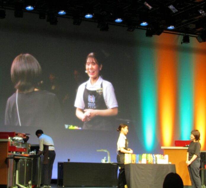 ホスピタリティ特別賞と伊藤園グッドアイデア賞をW受賞した山口真由さん（羽田イノベーションシティ店）の競技の様子