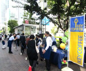 会場写真奥ではコーヒーの2050年問題に対する同社取り組みやコーヒーグラウンズ抽出後のコーヒー粉のアップサイクル品も紹介 会場(写真奥)では「コーヒーの2050年問題に対する同社取り組みやコーヒーグラウンズ(抽出後のコーヒー粉)のアップサイクル品も紹介