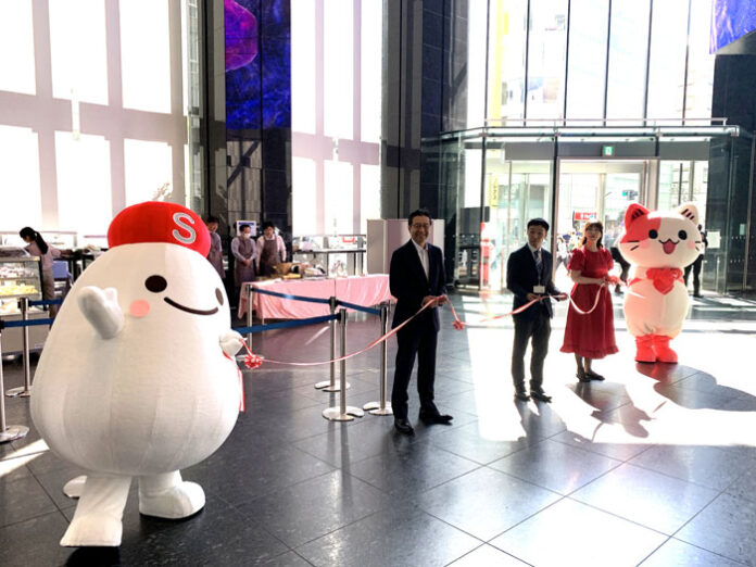 テープカットの模様 （左からシュガタン・曾我英俊社長・松下雄哉農林水産省地域作物課課長補佐・小林眞澄理事長・かんみぃ）