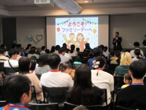 平易な言葉を用いて会社紹介する川原社長