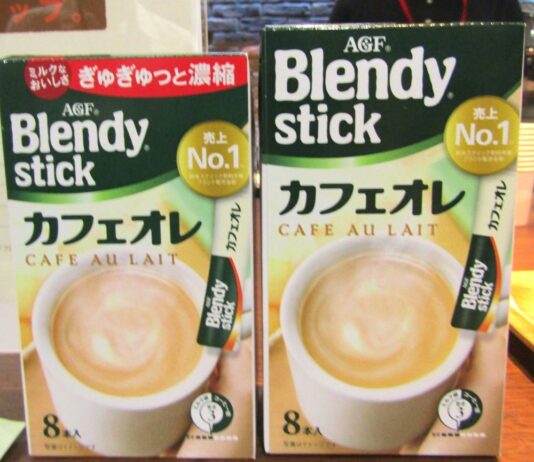 左から新「ブレンディ」スティックと旧「ブレンディ」スティック