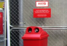 やめて!飲料リサイクルボックスの周りにペットボトルを置く行為 日本コカ・コーラ「崩壊リサイクルボックスをなくそう展」で啓発 「お供え型の崩壊リサイクルボックス」