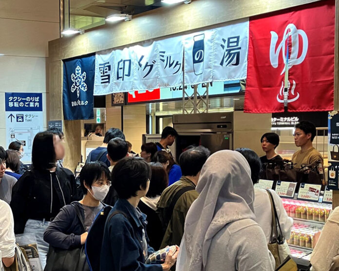 大阪で「びん牛乳」体験 雪印メグミルクの湯、1万人来場 販売ブース 大阪で「びん牛乳」体験 雪印メグミルクの湯、1万人来場 販売ブース