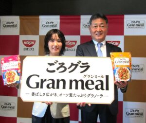 山田道明社長（右）と関根友代マーケティング部第1グループブランドマネージャー