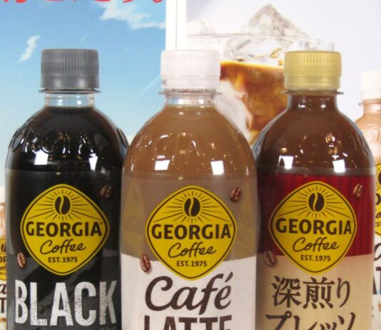 「ジョージア」の「カフェラテ」（中央）「ブラック」（左）「深煎りプレッソ」