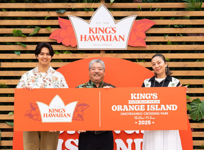 オープニングセレモニー（左から片寄さん、マーク・タイラ会長、RIKACOさん）