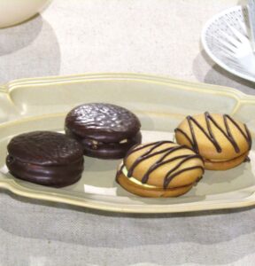 左からことりっぷ 小さなチョコパイ編むと紡ぐの焙じ茶のタルトショコラとことりっぷ ふんわりプチケーキリディのチーズケーキ 左から「ことりっぷ 小さなチョコパイ〈編むと紡ぐの焙じ茶のタルトショコラ〉」と「ことりっぷ ふんわりプチケーキ〈リディのチーズケーキ〉」