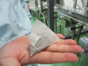 ミルとけ製造工程③茶葉とパウダーの原料が充填された三角ティーバッグ 「ミルとけ」製造工程③茶葉とパウダーの原料が充填された三角ティーバッグ