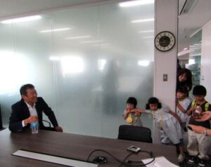 子どもから質問を受ける川原社長
