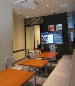 体験ゾーン。天井にビデオカメラを設置