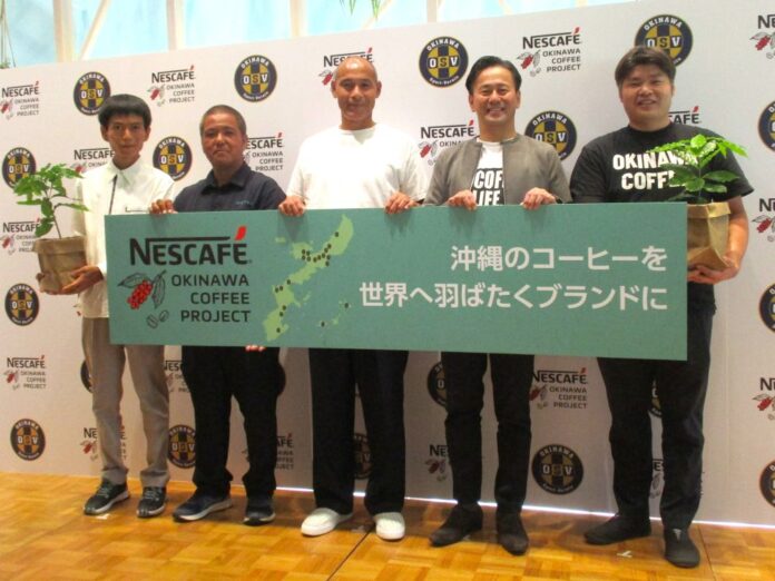 左からネスレ日本の一色康平氏、合同会社宮平農園の宮平翼氏、沖縄SVの髙原直泰氏、ネスレ日本の深谷龍彦氏、又吉コーヒー園の又吉拓之氏