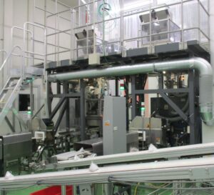 ミルとけ製造工程④充填エリアに設置される2台の充填機三角ティーバッグ手前は袋詰めの工程に進む 「ミルとけ」製造工程④充填エリアに設置される2台の充填機。三角ティーバッグ(手前)は袋詰めの工程に進む。