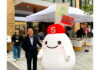 DM三井製糖 「和菓子縁日」が大盛況 砂糖の妖精シュガタンも応援 DM三井製糖・森本社長とシュガタン(和菓子縁日で)