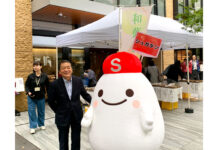 DM三井製糖 「和菓子縁日」が大盛況 砂糖の妖精シュガタンも応援 DM三井製糖・森本社長とシュガタン(和菓子縁日で)