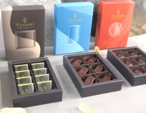 左から24年12月に発売開始した4品のうち「ペルー81％」（8個）「ドミニカ82％」（6個）「ガーナ83％」（6個）の3品