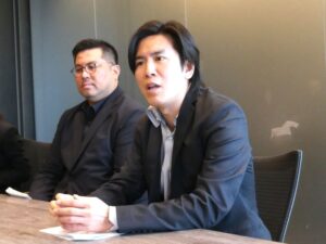 日本コカコーラマーケティング本部トータルティーカテゴリー事業部の脇若英輔ディレクター右と同本部の井上武士氏 日本コカ・コーラマーケティング本部トータルティーカテゴリー事業部の脇若英輔ディレクター(右)と同本部の井上武士氏