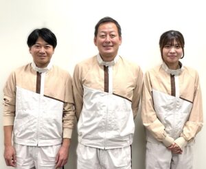 稲垣秀和さん中央小林隆弘さん左三村萌乃華さん右 稲垣秀和さん(中央)、小林隆弘さん(左)、三村萌乃華さん(右)