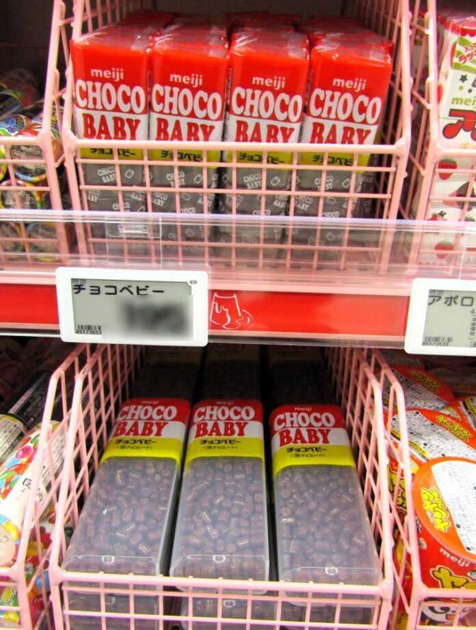 売場に並ぶ「チョコベビー」（上）と「チョコベビージャンボ」（下）