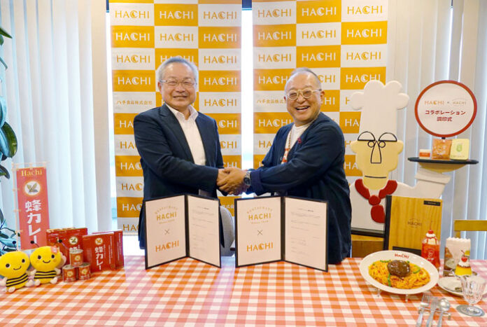 調印式でハチ食品高橋慎一社長㊧とオールスパイス角田秀晴会長