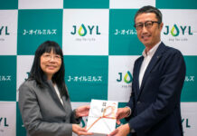 J-オイルミルズ「スマートグリーンパック」 売上金の一部を寄付 贈呈式でJEAN吉野美子理事㊧、J-オイルミルズ佐藤亮執行役員マーケティング統括部長