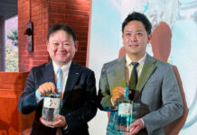 「未来の関西ジンカクテル」 万博レガシー目指し開発の3種 料飲店向けに提案 サントリー近畿営業本部 近畿営業本部大阪統括支社・藤島弘平支社長㊧と:同第二支社・宮崎雄也氏