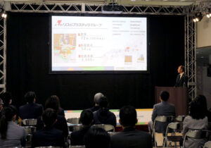 基調講演に立つ岐阜プラスチック酒井秀樹氏