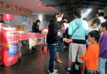 ヤマモリ 地元バスケチームの試合を支援 来場者に「睡活ビネガー」無料配布 2日間で4000本を用意