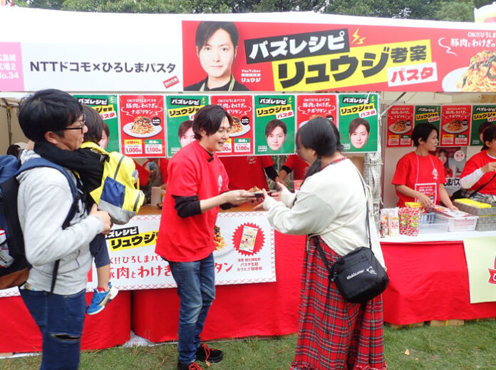 イベントでパスタを提供するリュウジさん